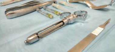 Diş tedavisi için çeşitli dikiş araçları