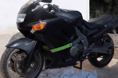 Siyah motosiklet sokakta..