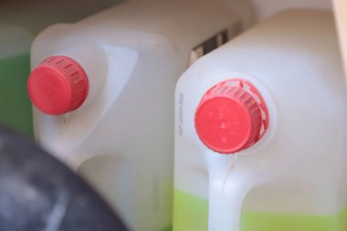 Bir şişe su tutan bir elin yakınına.