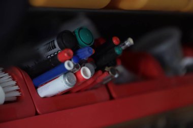 Kırmızı ve siyah plastik şişeleri yakın plan üzerinde bir işaret ile