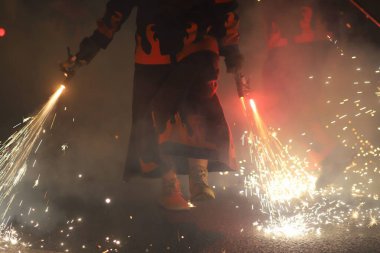 Celebracion nocturna de corre fuegos en la ciudad de valencia