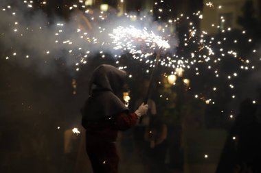 Kutlama de corre fuegos nocturno en la ciudad de valencia