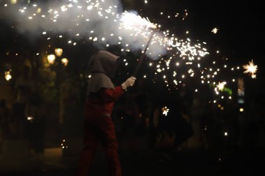 Celebracion de corre fuegos nocturno en la ciudad de valencia
