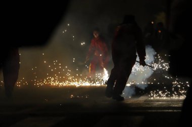 Şehrin sokaklarında havai fişekler. Valencia 'da Corre Fuegos