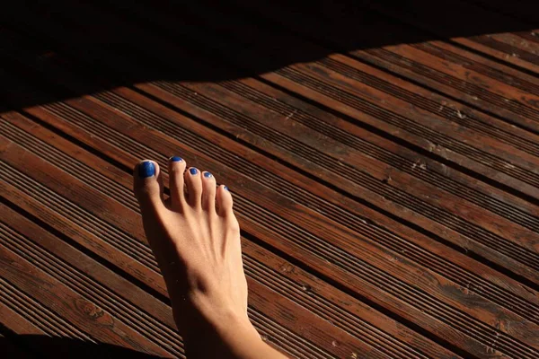 Часть Тела Ноги Солнце Ногтями Окрашены Синий Цвет — стоковое фото
