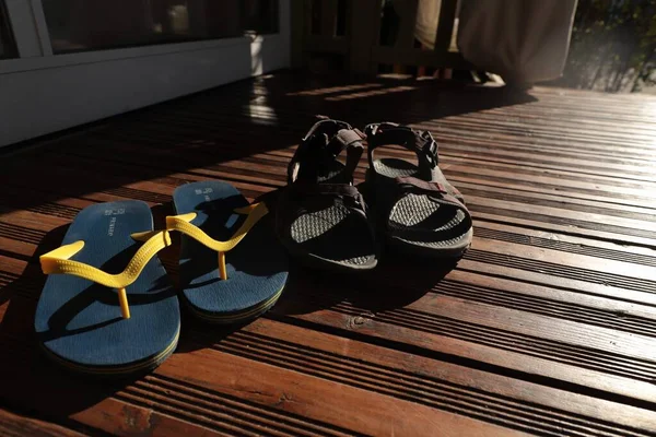 Летняя Обувь Шлепанцы Сандалии Солнце — стоковое фото