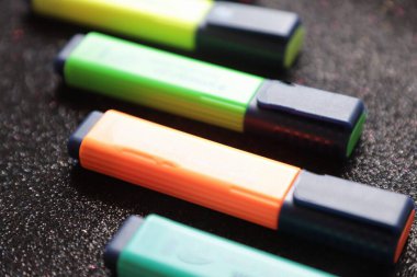 Siyah arkaplanda renkli bir kalemi kapat