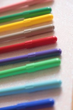 Beyaz arkaplanda renkli kalemler