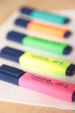 Beyaz arka planda okul malzemeleri