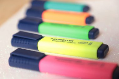 Beyaz arkaplan üzerine çizmek için renkli işaretler