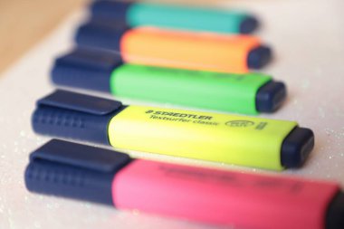 Beyaz arkaplan üzerine çizmek için renkli işaretler