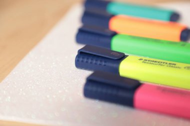 Beyaz arkaplanda bir kalemi kapat