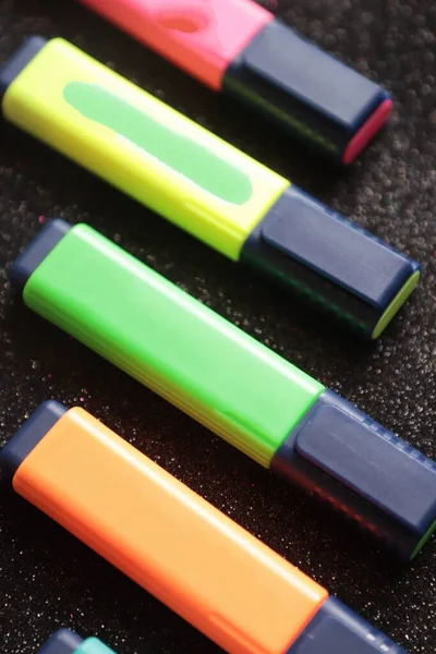 Beyaz arkaplanda renkli kalemler