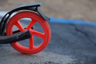 Sahilde kırmızı bisiklet.