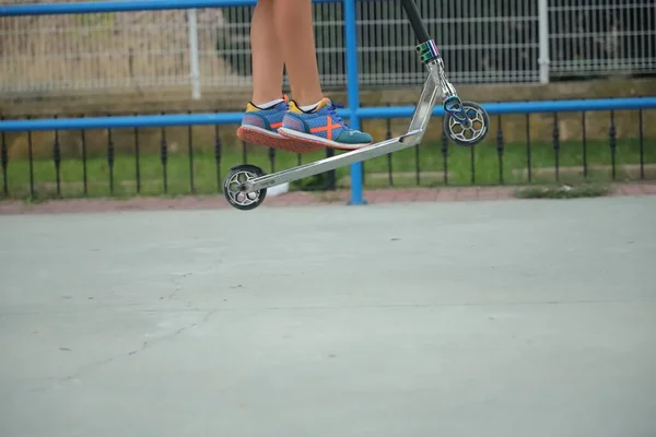 Junge Frau Fährt Skateboard Auf Der Straße — Stockfoto