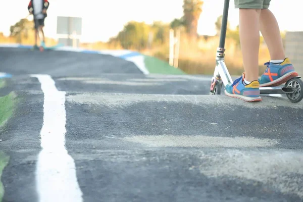 Giovane Donna Che Cavalca Skateboard Strada — Foto Stock