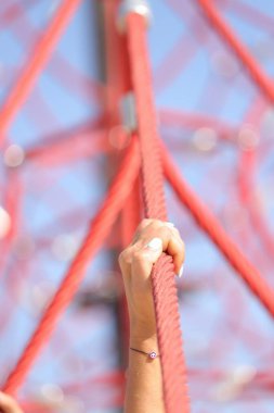 Salıncakta sallanan bir ipe yaklaş.