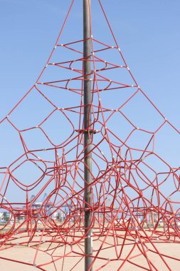 Çitli turuncu bir ızgaranın düşük açılı görüntüsü.