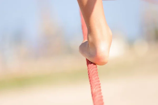 Jonge Vrouw Runner Bindtouw Stretching Handen Een Groen Veld Close — Stockfoto