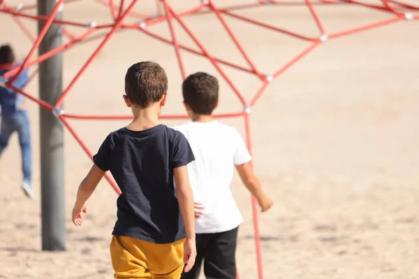 Kleiner Junge Und Sein Sohn Strand — Stockfoto