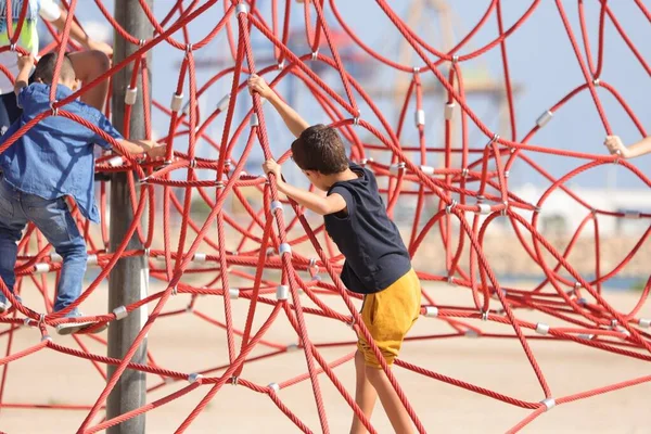 Homem Jogando Basquete Parque Infantil — Fotografia de Stock