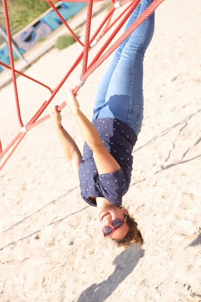 Junge Frau Macht Liegestütze Strand — Stockfoto