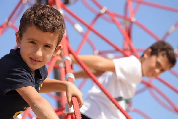 Junge Mit Seinem Sohn Auf Dem Spielplatz — Stockfoto