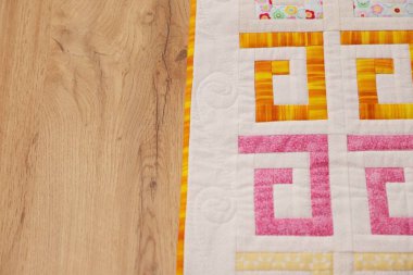 Yerde renkli fayanslar var.