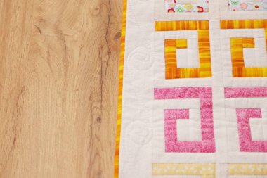 Yerde renkli fayanslar var.