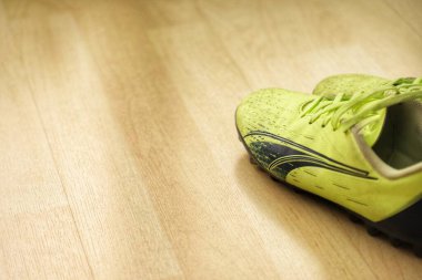 Ahşap zeminde bir çift spor ayakkabı.