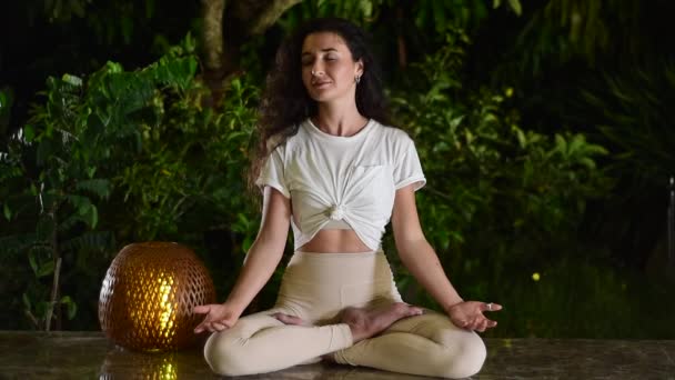Bruneta žena má ráda jógu v Lotosové pozici večer — Stock video
