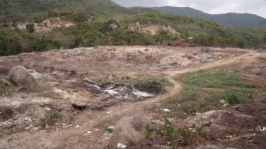 Yanları yanmış toprak ile yol ormana götürür.