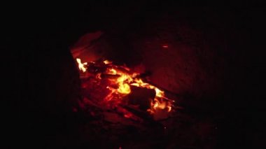 Kuru ahşap geceleri şenlik ateşinde parlak alevle yanar.
