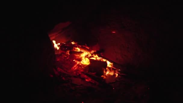 Trockenes Holz brennt nachts mit heller Flamme im Lagerfeuer — Stockvideo