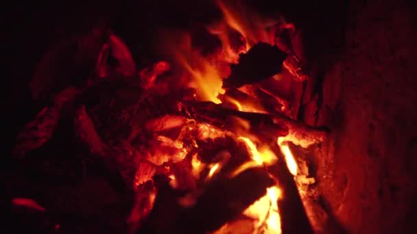 Brucia il falò arancione brillante con fiamma calda a tarda notte — Video Stock
