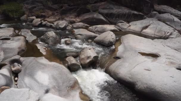 Horská řeka dělá pěnu tekoucí mezi obrovskými ostrými skalami — Stock video