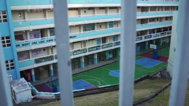 Hong Kong 'daki yerel okul bahçesinde yeşil basketbol sahası. — Stok video