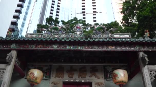 Monumento famoso do templo de estilo tradicional com decorações em Hong Kong — Vídeo de Stock