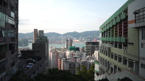 Paesaggio locale con edifici cittadini e grattacieli sulla riva di Hong Kong — Video Stock