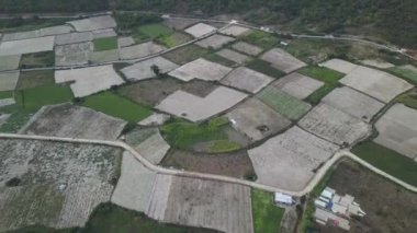 Khanh Hoa Vietnam yakınlarındaki küçük yollarda kahverengi ve gri tarlalar.