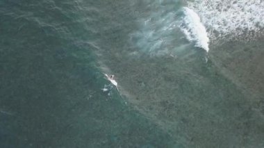 Profesyonel sörfçü silueti büyük dalgaları yakalıyor