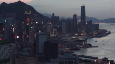 HONG KONG, Binalar ve gökdelenler üzerine renkli gece aydınlatması