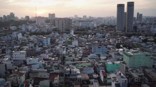 Différents petits bâtiments entourent les grands gratte-ciel. Ho Chi Minh Ville, Vietnam. — Video