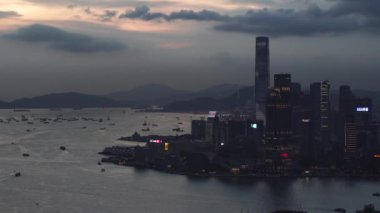 HONG KONG Sahilde reklam animasyonları olan büyük gökdelenler