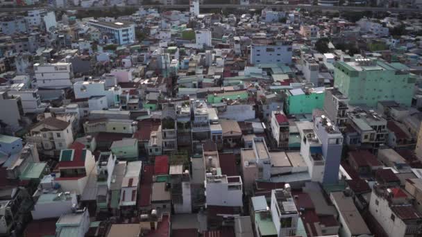 Industriestadt mit Gebäuden, die vom Sonnenlicht erhellt werden in Ho Chi Minh. — Stockvideo