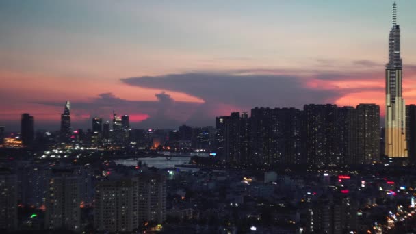 Stadsdeel met grote gebouwen en wolkenkrabber in Ho Chi Minh — Stockvideo