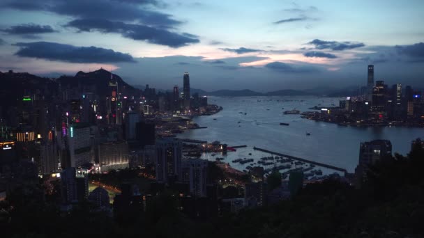 Világított városi épületek és felhőkarcolók Hong Kong belvárosában — Stock videók