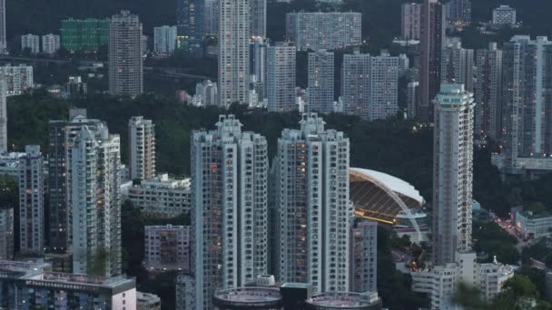 Grå lokala stadsbyggnader och skyskrapor står bland träd i Hongkong — Stockvideo