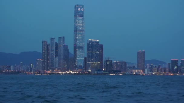 홍콩 의 어둑어둑 한 황혼에 바다와 언덕의 윤곽 이 있는 마천루 — 비디오