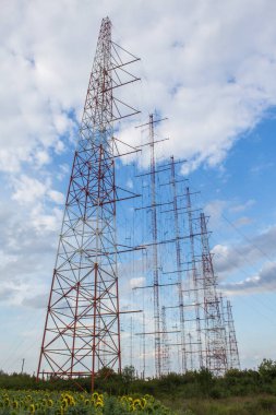 Yüksek çapalı metal sütunların alçak açılı görüntüsü. Elektrik santrallerini yıldırımlara karşı korumak için kullanılır..